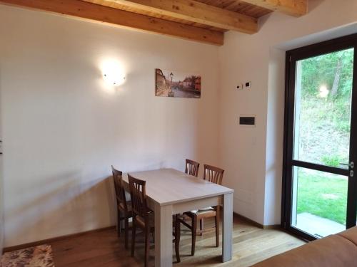 una sala da pranzo con tavolo e sedie di Ai piedi del Monte Cimone a Fiumalbo