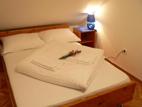 Llit o llits en una habitació de Apartman Sneznik