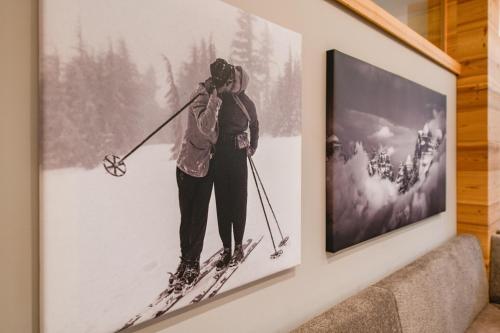 un dipinto di una persona sugli sci su un muro di Bepy Hotel Garni a Giustino