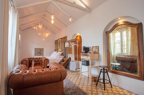 un soggiorno con un divano e un letto di Hotel Madinat a Cordoba