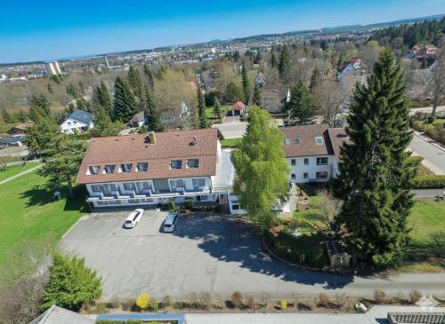 z góry widok na duży dom z dużym podjazdem w obiekcie Gästehaus am Kurpark w mieście Villingen-Schwenningen