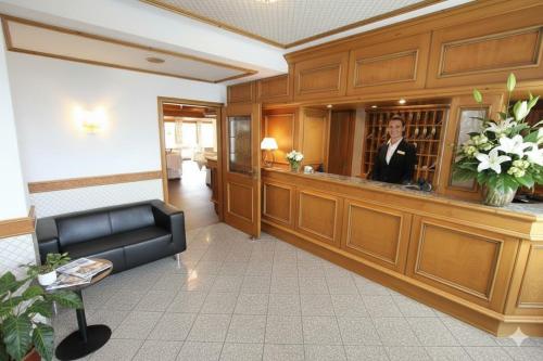 kobieta stoi w salonie fryzjerskim w obiekcie Gästehaus am Kurpark w mieście Villingen-Schwenningen