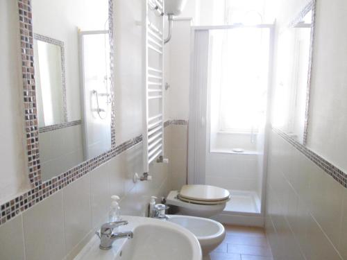チビタベッキアにあるRelax B&bの白いバスルーム(トイレ、シンク付)