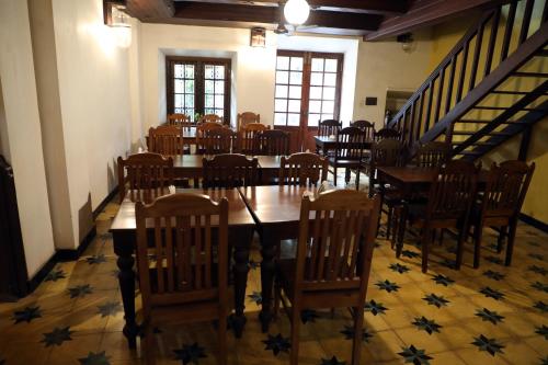 una sala da pranzo con tavolo e sedie di THE SUNSET BAY a Fort Kochi