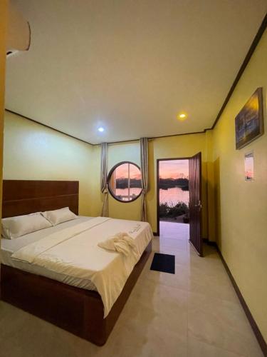 una camera da letto con un letto grande e una finestra di Tena Guest House a Don Det