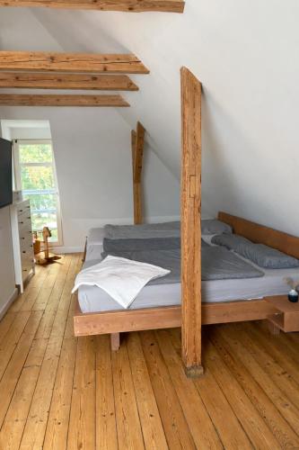 En eller flere senge i et værelse på CityWohnung am historischen Wall