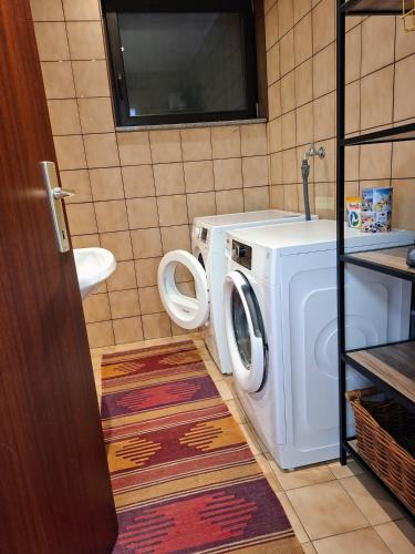 a washer and dryer in a small bathroom at Casa Hess in Velden am Wörthersee
