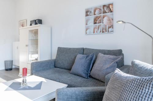 a living room with a couch and a table at Villa Marin, Wohnung 16 in Zinnowitz