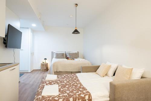 En eller flere senge i et værelse på Master Suites City Center By BookLapland