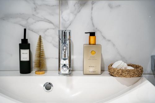 Et badeværelse på Master Suites City Center By BookLapland