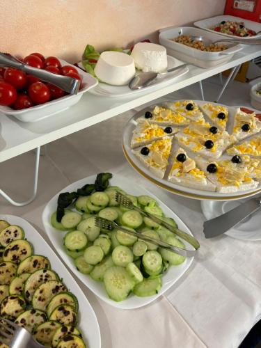 Hotel Verudella في ريميني: بوفيه مفتوح عليه عدة اطباق من الطعام