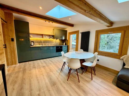 een keuken en eetkamer met een tafel en stoelen bij The Castle, 10 Bedroom Chalet, Chamonix Centre in Chamonix-Mont-Blanc