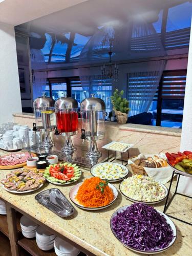 een tafel met veel borden eten erop bij Villa Anet in Boekovel