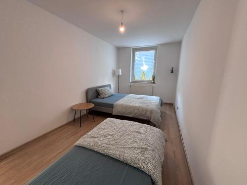 una piccola stanza con due letti e una finestra di Spacious Flat with 3 bedooms for 5-8 guests a Zeitz