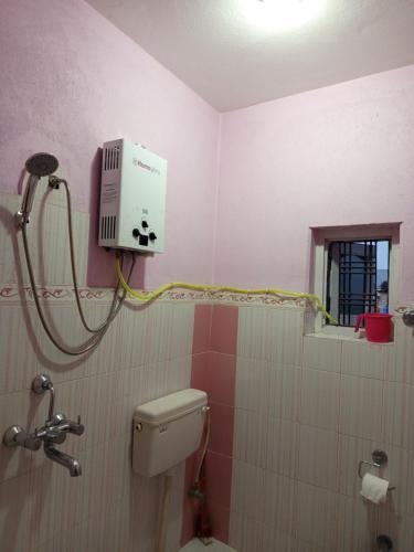 bagno con servizi igienici e doccia. di Annapurna Himdrishya Pokhara a Pokhara