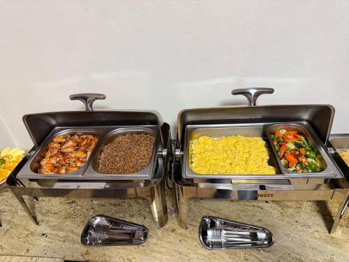 twee dienbladen eten op een tafel bij Villa Anet in Boekovel