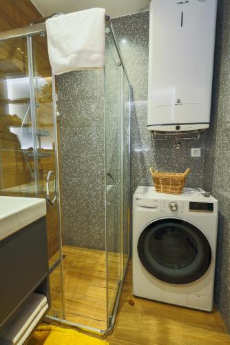 a washing machine and a washer in a kitchen at Mia's Modern Mountain in Kolašin