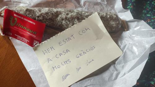 een stuk brood met een briefje erop bij La casa de l'Avi in Tortellá