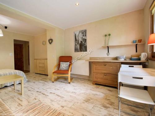 a kitchen with a desk and a chair in a room at Willa Avita in Karpacz