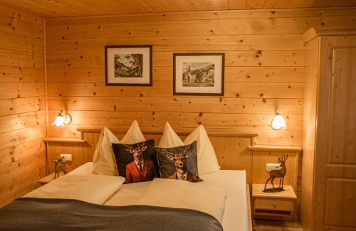 a bedroom with a bed in a log cabin at Bioblockhaus Katschberg in Katschberghöhe