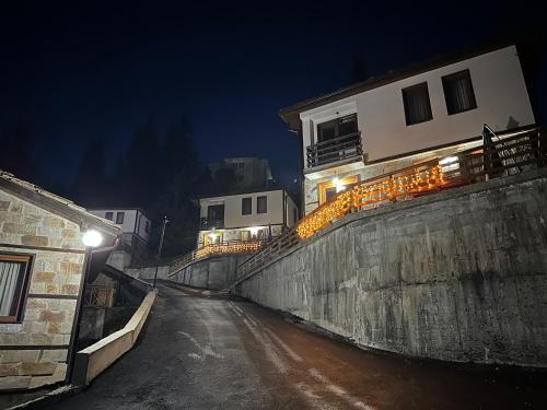 een straat 's nachts met een gebouw en verlichting bij Комплекс БОЖИДАРИЦА in Progled