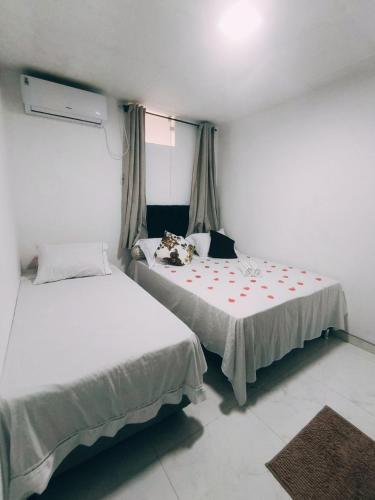 a room with two beds in a room at Bella Morena 3 - Ilha de Boipeba in Cairu