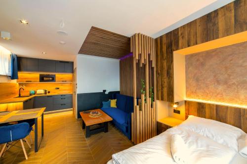 una camera da letto con un letto, un tavolo e una cucina di Chata MartinSki Martinske hole a Martinské Hole