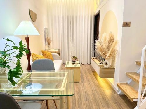 岘港The Sandy Toes的客厅里有一张沙发和一张桌子。