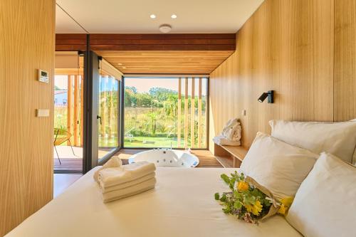 una camera con un grande letto e una vasca da bagno di Villas Calas de Aldan a Aldán