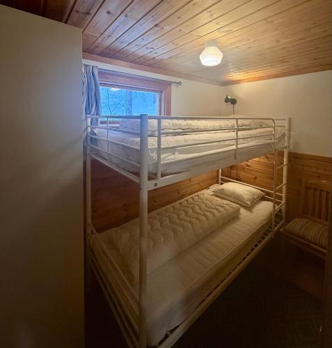 En eller flere senge i et værelse på Kolbackens Camping & Stugby