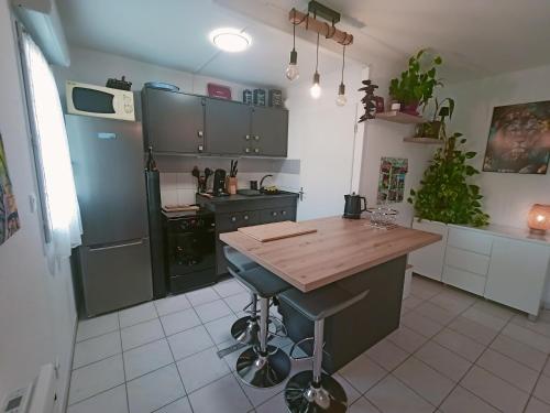 een keuken met een houten aanrecht in een kamer bij Appartement in Digne-les-Bains