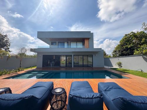 una casa con piscina di fronte a una casa di Luxury House VILLA MARIA a Pipa