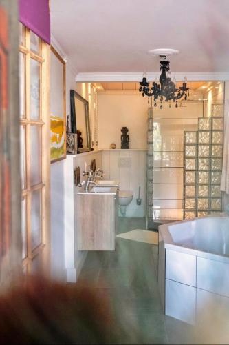 a large bathroom with a sink and a tub at B&B Röderhaus Guesthouse Goedereede in Goedereede