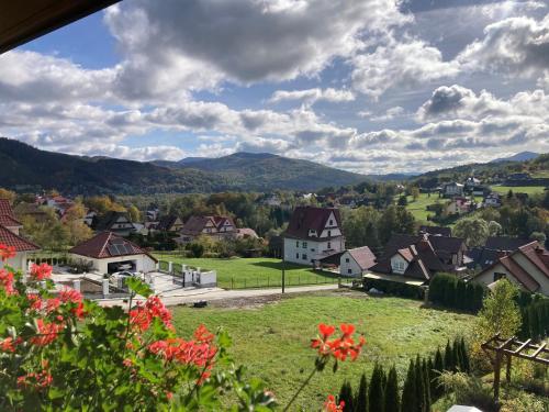 una vista di un villaggio con le montagne sullo sfondo di Apartamenty Black Lion a Pcim