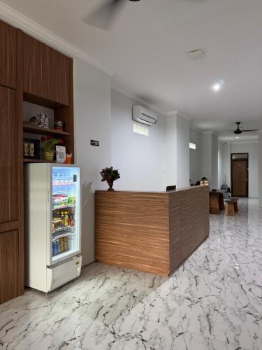 un ufficio vuoto con un frigorifero in una stanza di Aurora House Surabaya a Wijung