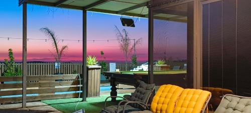 een afgeschermde veranda met een biljarttafel en nog een biljarttafel bij Aurora Golan in Buq‘ātā