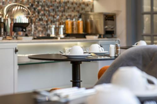 een tafel met borden in de keuken bij Riverside Inn in Ely