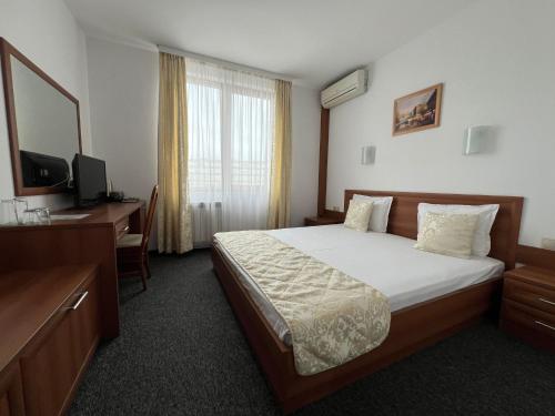 Tempat tidur dalam kamar di Family Hotel 007