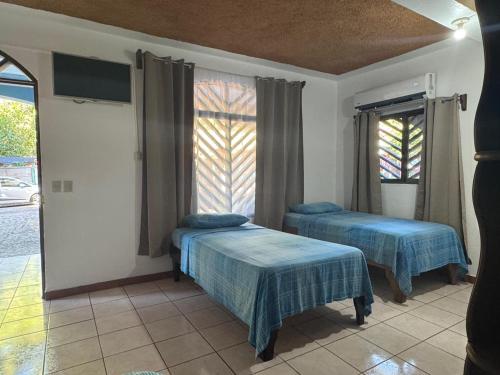 Giường trong phòng chung tại Hotel Marielos