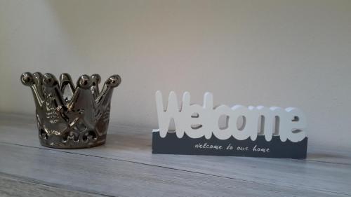 a metal crown and a sign on a table at Ferienwohnung Am Korretsberg in Kruft