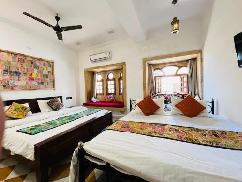 Giường trong phòng chung tại Hostel The Travellers Heaven