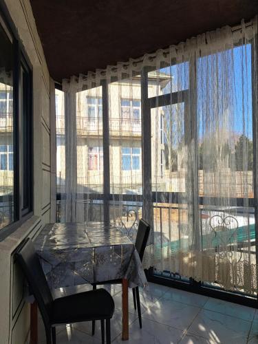 Een balkon of terras bij Квартира ЦТ Алматы Иссыкуль