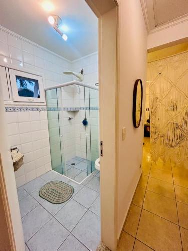 a bathroom with a shower and a toilet in a room at Casa Verde Bertioga, um espaço cheio de charme com três praias - Indaiá, Pedra Selada e Riviera de São Lourenço para visitar a pé! in Bertioga