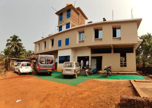 una casa con le auto parcheggiate davanti di Sea side Residency a Māvalli