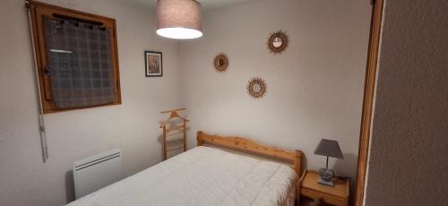 Bel appartement في ساموان: غرفة نوم صغيرة بها سرير ونافذة