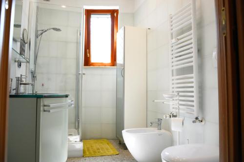 ローマにあるRoma Suite Balduinaの白いバスルーム(洗面台、トイレ付)