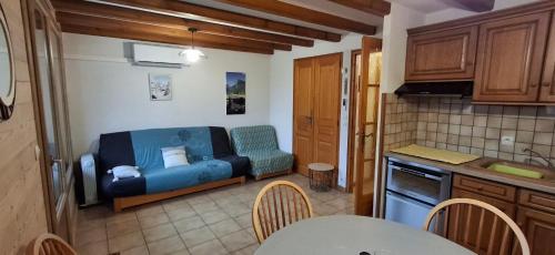 Bel appartement في ساموان: مطبخ به أريكة في زاوية الغرفة