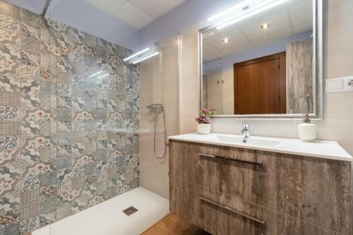 een badkamer met een wastafel en een douche bij Encanto de Valderrobres in Valderrobres