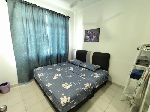 una camera da letto con un letto e una tenda blu di MAM Guesthouse Kota Tinggi a Kota Tinggi
