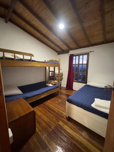 una camera da letto con due letti a castello e una finestra di Cabaña descanso a Guarne